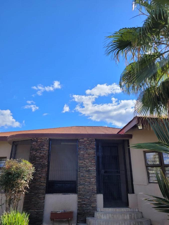 Palm Guesthouse Zeerust Dış mekan fotoğraf