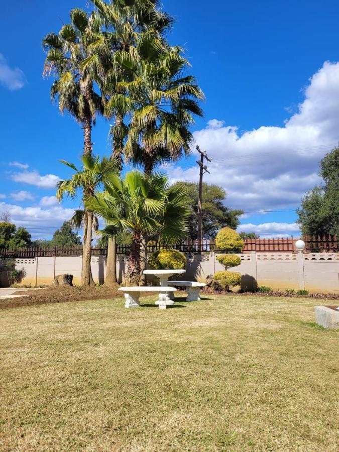 Palm Guesthouse Zeerust Dış mekan fotoğraf